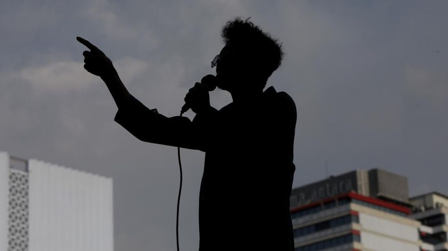 Sejumlah mahasiswa dari Bogor demo tolak kenaikan BBM di patung kuda, Jakarta, Senin (12/9/2022). (CNBC Indonesia/Andrean Kristianto)