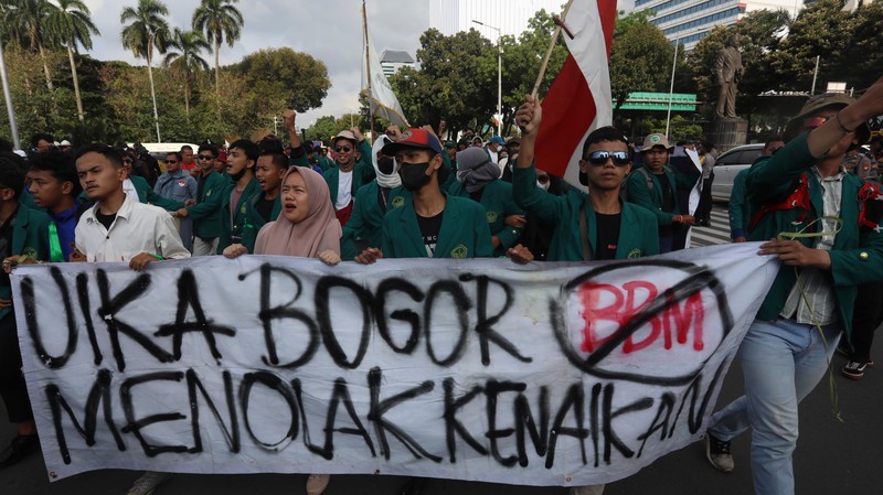 Sejumlah mahasiswa dari Bogor demo tolak kenaikan BBM di patung kuda, Jakarta, Senin (12/9/2022). (CNBC Indonesia/Andrean Kristianto) Sejumlah mahasiswa dari Bogor demo tolak kenaikan BBM di patung kuda, Jakarta, Senin (12/9/2022). (CNBC Indonesia/Andrean Kristianto)