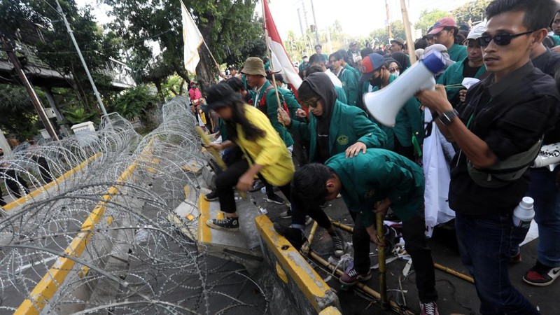 Sejumlah mahasiswa dari Bogor demo tolak kenaikan BBM di patung kuda, Jakarta, Senin (12/9/2022). (CNBC Indonesia/Andrean Kristianto)