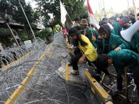 Potret Demo Mahasiswa Tolak Keras Kenaikan BBM di Jakarta