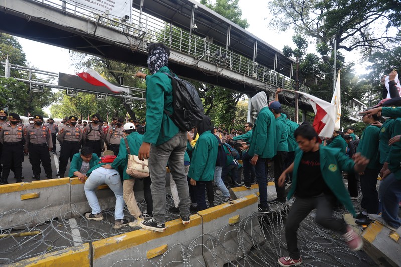 Sejumlah mahasiswa dari Bogor demo tolak kenaikan BBM di patung kuda, Jakarta, Senin (12/9/2022). (CNBC Indonesia/Andrean Kristianto) Sejumlah mahasiswa dari Bogor demo tolak kenaikan BBM di patung kuda, Jakarta, Senin (12/9/2022). (CNBC Indonesia/Andrean Kristianto)