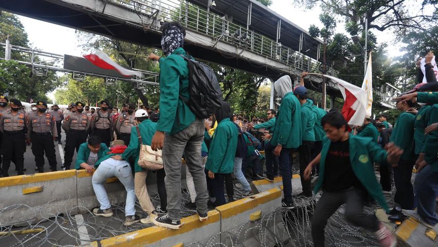 Sejumlah mahasiswa dari Bogor demo tolak kenaikan BBM di patung kuda, Jakarta, Senin (12/9/2022). (CNBC Indonesia/Andrean Kristianto)