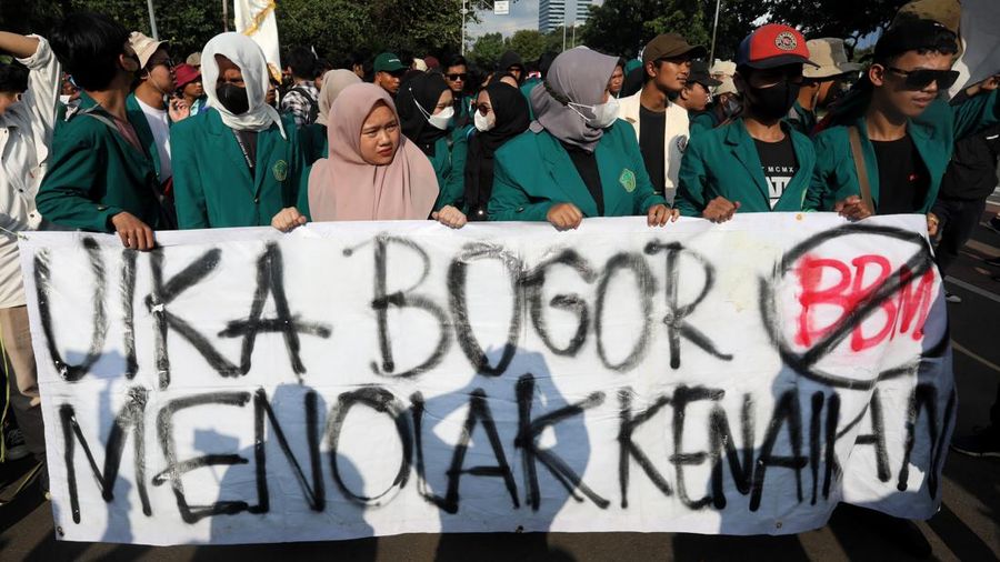 Sejumlah mahasiswa dari Bogor demo tolak kenaikan BBM di patung kuda, Jakarta, Senin (12/9/2022). (վ/Andrean Kristianto)