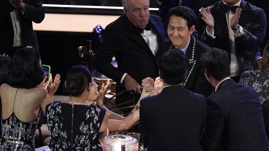 Lee Jung-jae  holds his trophy for Outstanding Lead Actor In A Drama Series for 