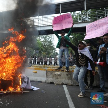 Demo Tolak BBM, Mahasiswa Bakar Ban & Terobos Kawat Berduri!