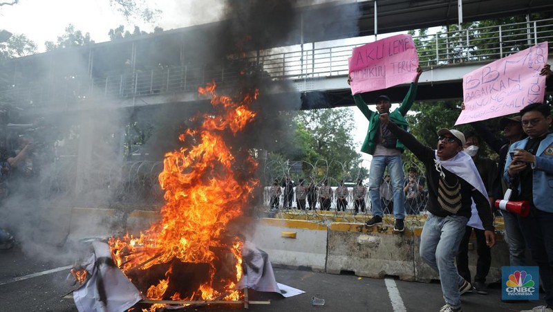 Aksi Mahasiswa Demo Penolakan Kenaikan BBM (CNBC Indonesia/Tri Susilo)