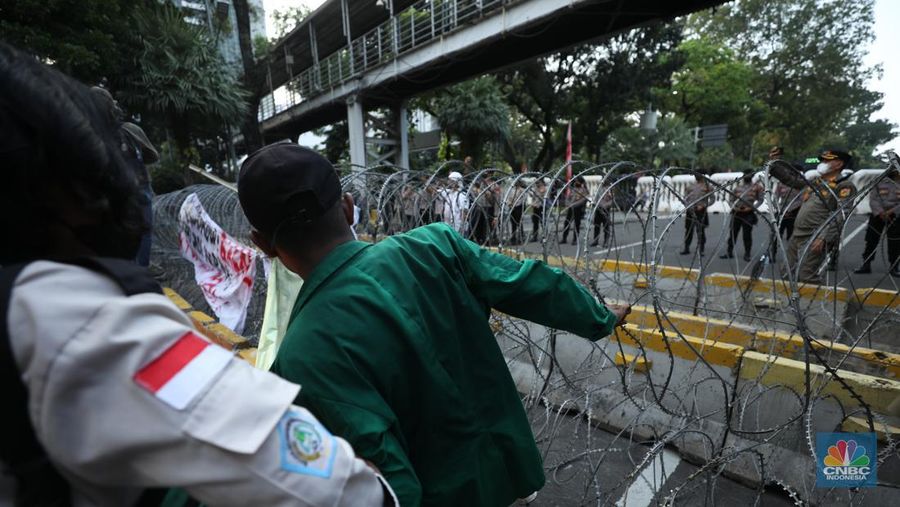 Aksi Mahasiswa Demo Penolakan Kenaikan BBM (CNBC Indonesia/Tri Susilo)