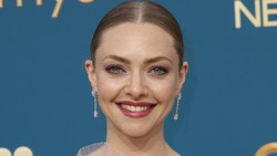 Amanda Seyfried Pamer Wajah Bareface dengan Kondisi Eczema, Banjir Pujian