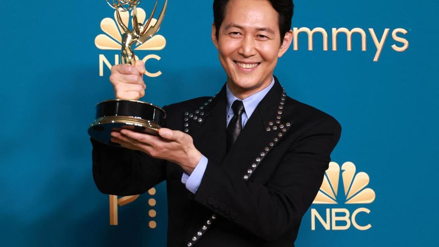 Lee Jung-jae  holds his trophy for Outstanding Lead Actor In A Drama Series for 