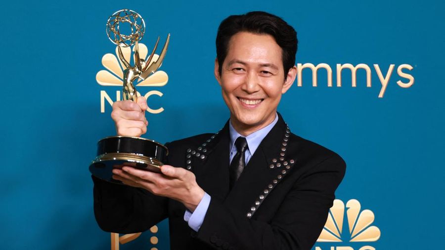 Lee Jung-jae  holds his trophy for Outstanding Lead Actor In A Drama Series for 