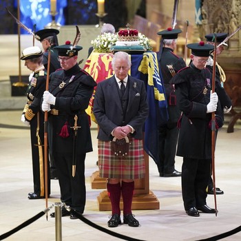 Kala Raja Charles III 'Mematung' di Dekat Peti Ratu Elizabeth