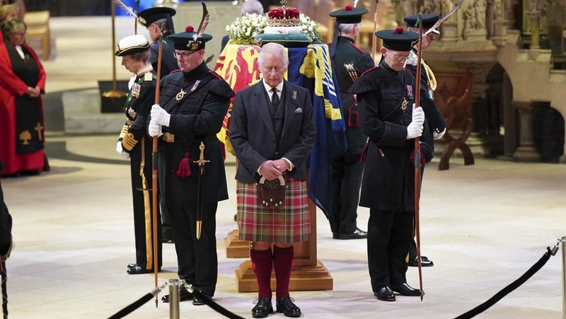 Britain's King Charles III, center, and other members of the royal family hold a vigil at the coffin of Queen Elizabeth II at St Giles' Cathedral, Edinburgh, Scotland,  Monday Sept. 12, 2022. (Jane Barlow/Pool via AP)