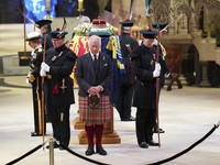 Kala Raja Charles III 'Mematung' di Dekat Peti Ratu Elizabeth