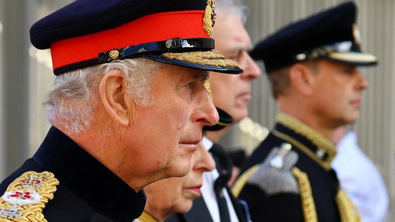 Britain's King Charles III, center, and other members of the royal family hold a vigil at the coffin of Queen Elizabeth II at St Giles' Cathedral, Edinburgh, Scotland,  Monday Sept. 12, 2022. (Jane Barlow/Pool via AP)