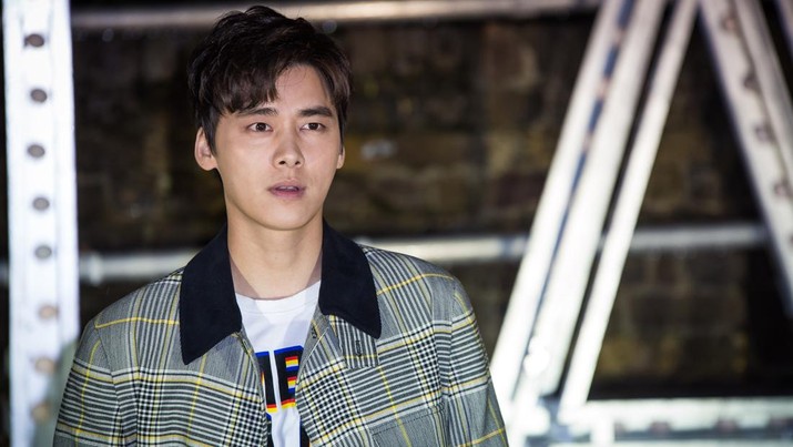 Li Yifeng poses for photographers upon arrival at the Stella McCartney collection presentation, in London, Thursday, Nov. 10, 2016. (Photo by Vianney Le Caer/Invision/AP)