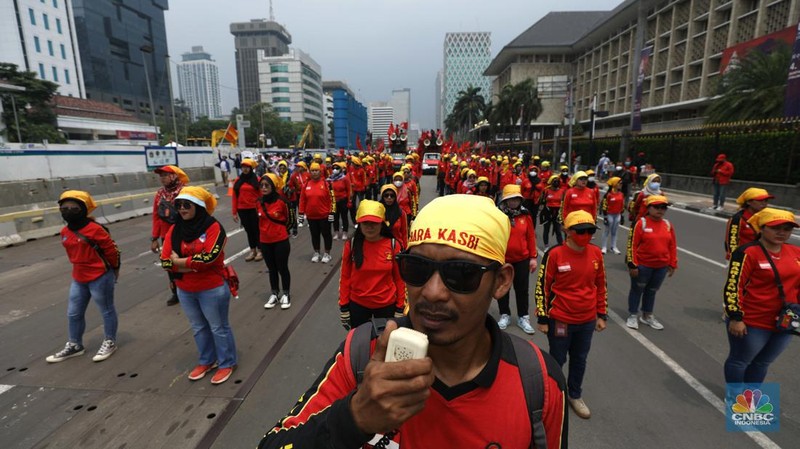 Demo Buruh di Patung Kuda (CNBC Indonesia/Tri Susilo)