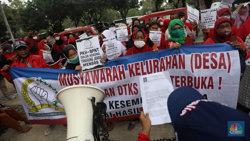 Puluhan ibu-ibu yang tergabung dalam Serikat Perjuangan Rakyat Indonesia (SPRI) melakukan demo di depan gedung Balai Kota, Jakarta, Selasa (13/9/2022). (Cnbc Indonesia/Andrean Kristianto) Puluhan ibu-ibu yang tergabung dalam Serikat Perjuangan Rakyat Indonesia (SPRI) melakukan demo di depan gedung Balai Kota, Jakarta, Selasa (13/9/2022). (Cnbc Indonesia/Andrean Kristianto)