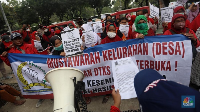 Puluhan ibu-ibu yang tergabung dalam Serikat Perjuangan Rakyat Indonesia (SPRI) melakukan demo di depan gedung Balai Kota, Jakarta, Selasa (13/9/2022).  (Cnbc Indonesia/Andrean Kristianto)