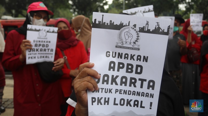 Puluhan ibu-ibu yang tergabung dalam Serikat Perjuangan Rakyat Indonesia (SPRI) melakukan demo di depan gedung Balai Kota, Jakarta, Selasa (13/9/2022). (Cnbc Indonesia/Andrean Kristianto) Puluhan ibu-ibu yang tergabung dalam Serikat Perjuangan Rakyat Indonesia (SPRI) melakukan demo di depan gedung Balai Kota, Jakarta, Selasa (13/9/2022). (Cnbc Indonesia/Andrean Kristianto)