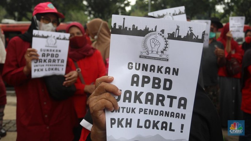 Puluhan ibu-ibu yang tergabung dalam Serikat Perjuangan Rakyat Indonesia (SPRI) melakukan demo di depan gedung Balai Kota, Jakarta, Selasa (13/9/2022).  (Cnbc Indonesia/Andrean Kristianto)