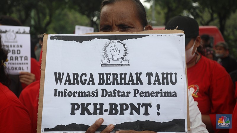 Puluhan ibu-ibu yang tergabung dalam Serikat Perjuangan Rakyat Indonesia (SPRI) melakukan demo di depan gedung Balai Kota, Jakarta, Selasa (13/9/2022). (Cnbc Indonesia/Andrean Kristianto) Puluhan ibu-ibu yang tergabung dalam Serikat Perjuangan Rakyat Indonesia (SPRI) melakukan demo di depan gedung Balai Kota, Jakarta, Selasa (13/9/2022). (Cnbc Indonesia/Andrean Kristianto)