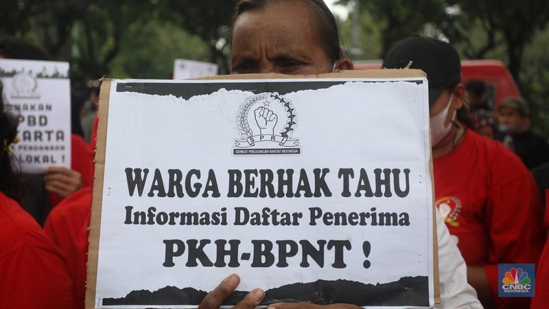 Puluhan ibu-ibu yang tergabung dalam Serikat Perjuangan Rakyat Indonesia (SPRI) melakukan demo di depan gedung Balai Kota, Jakarta, Selasa (13/9/2022).  (Cnbc Indonesia/Andrean Kristianto)