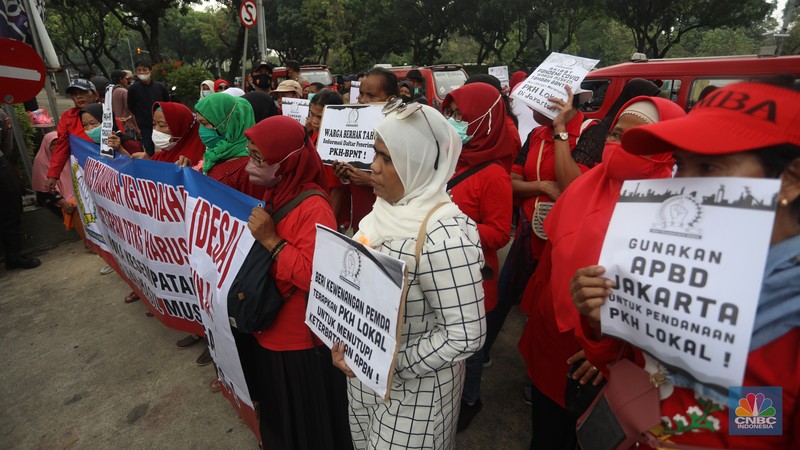 Puluhan ibu-ibu yang tergabung dalam Serikat Perjuangan Rakyat Indonesia (SPRI) melakukan demo di depan gedung Balai Kota, Jakarta, Selasa (13/9/2022). (Cnbc Indonesia/Andrean Kristianto) Puluhan ibu-ibu yang tergabung dalam Serikat Perjuangan Rakyat Indonesia (SPRI) melakukan demo di depan gedung Balai Kota, Jakarta, Selasa (13/9/2022). (Cnbc Indonesia/Andrean Kristianto)