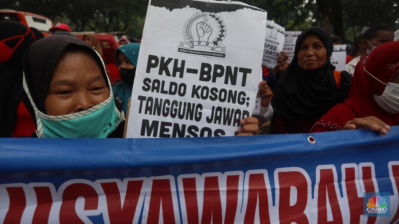 Puluhan ibu-ibu yang tergabung dalam Serikat Perjuangan Rakyat Indonesia (SPRI) melakukan demo di depan gedung Balai Kota, Jakarta, Selasa (13/9/2022). (Cnbc Indonesia/Andrean Kristianto) Puluhan ibu-ibu yang tergabung dalam Serikat Perjuangan Rakyat Indonesia (SPRI) melakukan demo di depan gedung Balai Kota, Jakarta, Selasa (13/9/2022). (Cnbc Indonesia/Andrean Kristianto)