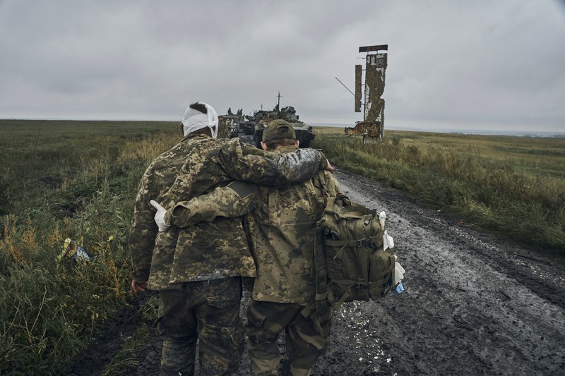 Asap mengepul ke udara saat Rusia meluncurkan roket ke Ukraina. (Anadolu Agency via Getty Images) Asap mengepul ke udara saat Rusia meluncurkan roket ke Ukraina. (Anadolu Agency via Getty Images)