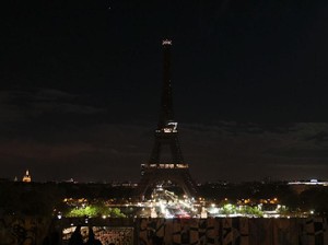 Video: Paus Fransiskus Tutup Usia, Menara Eiffel Gelap Gulita