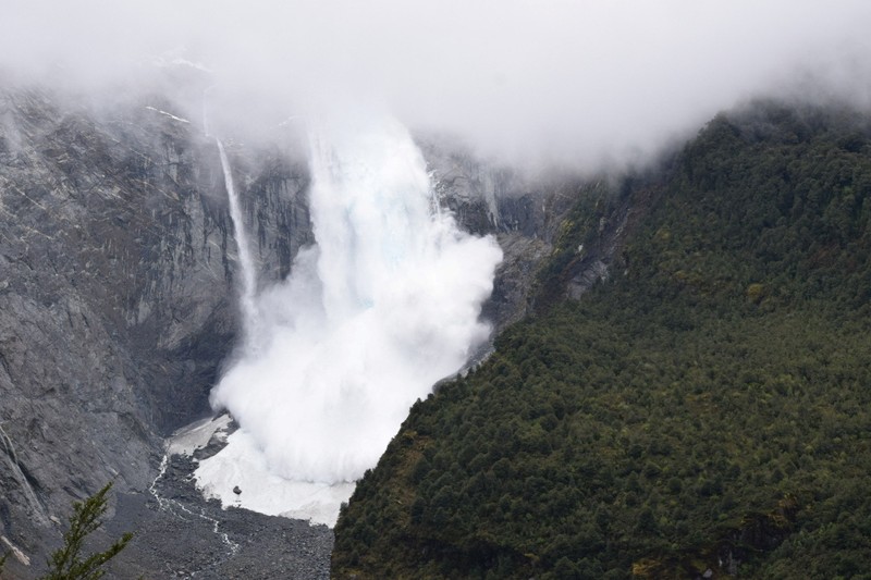 Gletser gunung di Patagonia Chili runtuh di tengah suhu tinggi (Via REUTERS/SURREAL TRAVEL) Gletser gunung di Patagonia Chili runtuh di tengah suhu tinggi (Via REUTERS/SURREAL TRAVEL)