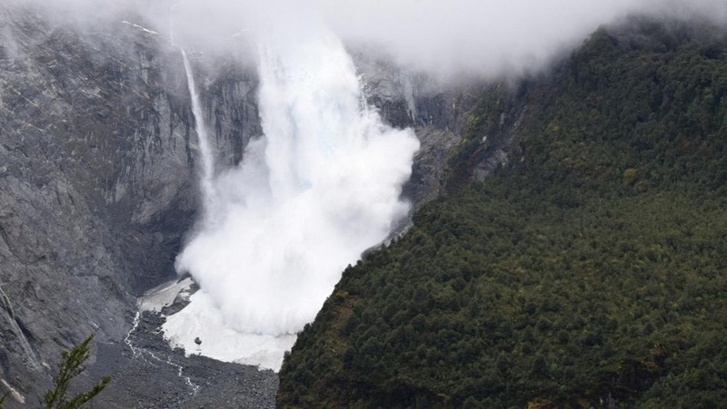 Gletser gunung di Patagonia Chili runtuh di tengah suhu tinggi (Via REUTERS/SURREAL TRAVEL)