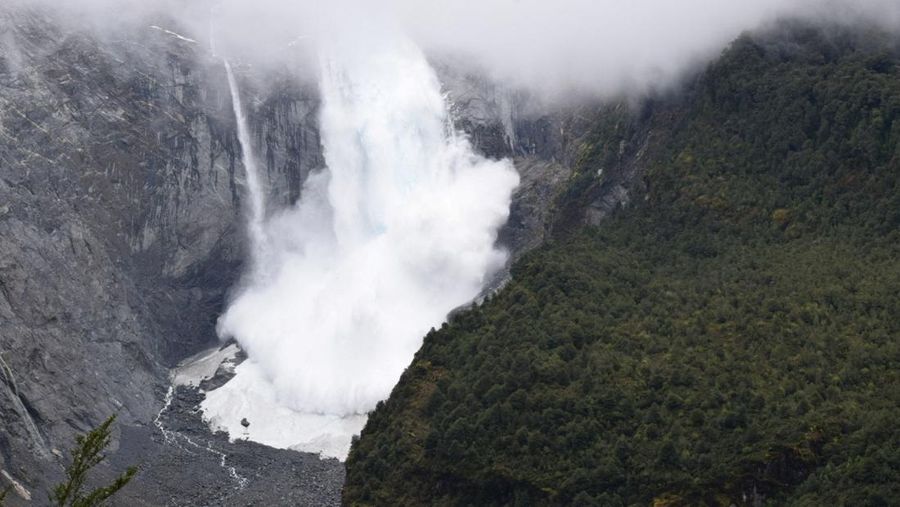 Gletser gunung di Patagonia Chili runtuh di tengah suhu tinggi (Via REUTERS/SURREAL TRAVEL)
