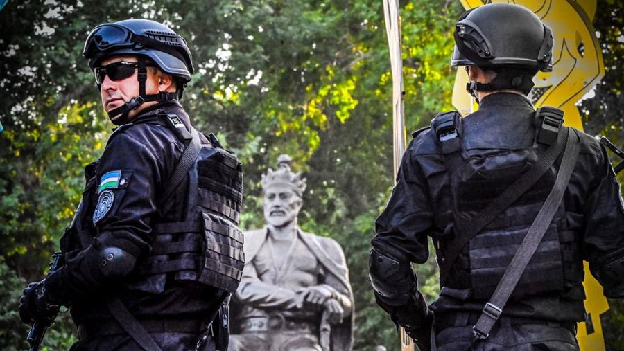 Pasukan khusus penjaga nasional berpatroli di sebuah jalan, pusat kota Samarkand, pada 13 September 2022. KTT regional minggu ini di mana Presiden Rusia Vladimir Putin akan bertemu dengan Xi Jinping dari China dan para pemimpin Asia lainnya akan menampilkan 