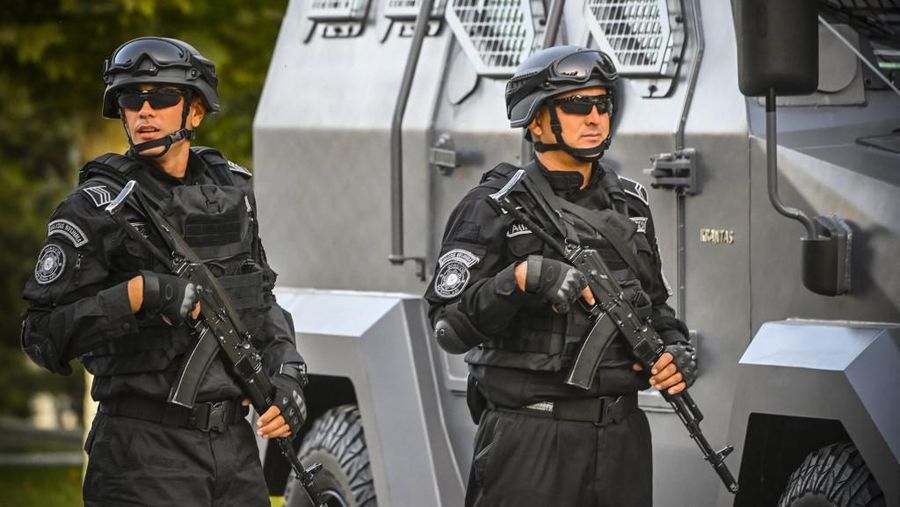 Pasukan khusus penjaga nasional berpatroli di sebuah jalan, pusat kota Samarkand, pada 13 September 2022. KTT regional minggu ini di mana Presiden Rusia Vladimir Putin akan bertemu dengan Xi Jinping dari China dan para pemimpin Asia lainnya akan menampilkan 