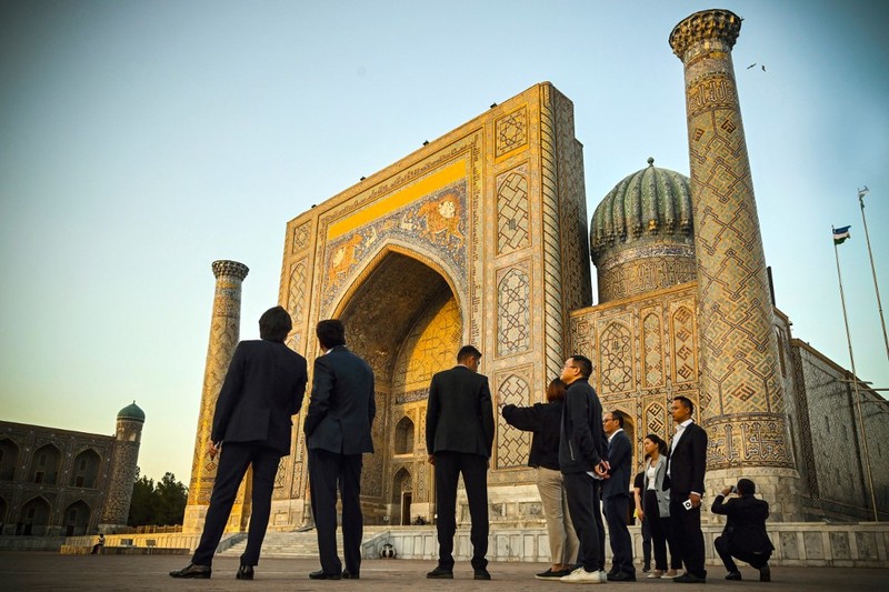 Pasukan khusus penjaga nasional berpatroli di sebuah jalan, pusat kota Samarkand, pada 13 September 2022. KTT regional minggu ini di mana Presiden Rusia Vladimir Putin akan bertemu dengan Xi Jinping dari China dan para pemimpin Asia lainnya akan menampilkan Pasukan khusus penjaga nasional berpatroli di sebuah jalan, pusat kota Samarkand, pada 13 September 2022. KTT regional minggu ini di mana Presiden Rusia Vladimir Putin akan bertemu dengan Xi Jinping dari China dan para pemimpin Asia lainnya akan menampilkan