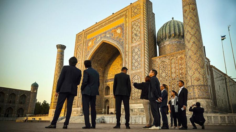 Pasukan khusus penjaga nasional berpatroli di sebuah jalan, pusat kota Samarkand, pada 13 September 2022. KTT regional minggu ini di mana Presiden Rusia Vladimir Putin akan bertemu dengan Xi Jinping dari China dan para pemimpin Asia lainnya akan menampilkan 