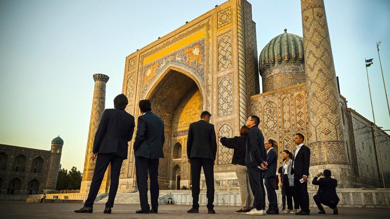Pasukan khusus penjaga nasional berpatroli di sebuah jalan, pusat kota Samarkand, pada 13 September 2022. KTT regional minggu ini di mana Presiden Rusia Vladimir Putin akan bertemu dengan Xi Jinping dari China dan para pemimpin Asia lainnya akan menampilkan 