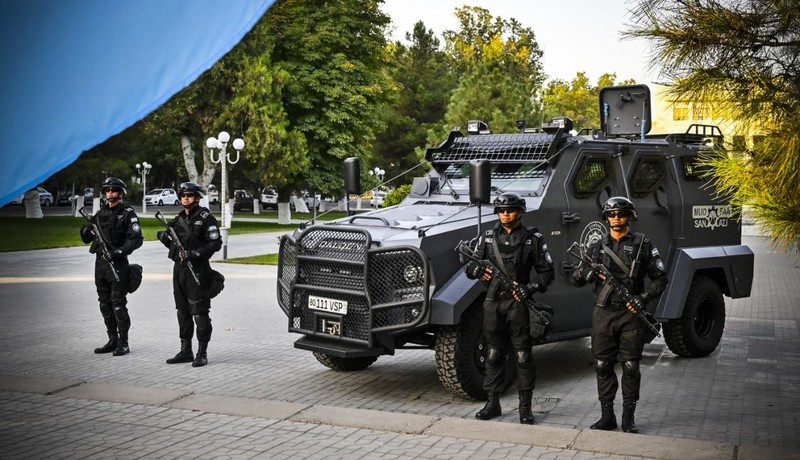 Pasukan khusus penjaga nasional berpatroli di sebuah jalan, pusat kota Samarkand, pada 13 September 2022. KTT regional minggu ini di mana Presiden Rusia Vladimir Putin akan bertemu dengan Xi Jinping dari China dan para pemimpin Asia lainnya akan menampilkan 
