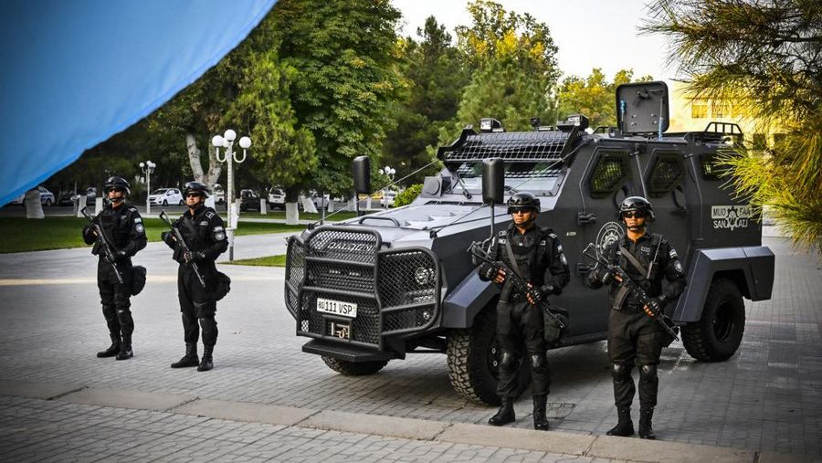 Pasukan khusus penjaga nasional berpatroli di sebuah jalan, pusat kota Samarkand, pada 13 September 2022. KTT regional minggu ini di mana Presiden Rusia Vladimir Putin akan bertemu dengan Xi Jinping dari China dan para pemimpin Asia lainnya akan menampilkan 