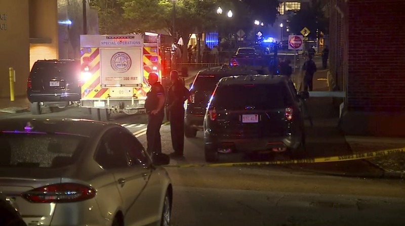 Polisi dan personel darurat menanggapi lokasi ledakan di Boston, Selasa, 13 September 2022. Sebuah paket meledak di kampus Northeastern University dan pihak kampus mengatakan seorang anggota staf menderita luka ringan. AP/ Polisi dan personel darurat menanggapi lokasi ledakan di Boston, Selasa, 13 September 2022. Sebuah paket meledak di kampus Northeastern University dan pihak kampus mengatakan seorang anggota staf menderita luka ringan. AP/