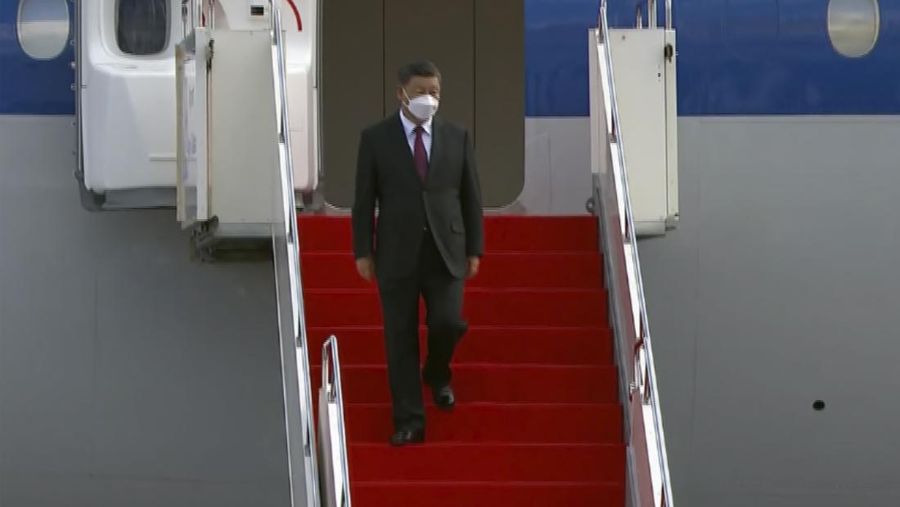 Presiden China Xi Jinping tiba dengan pesawat di Nur-Sultan, Kazakhstan, Rabu, 14 September 2022. Xi memulai perjalanan luar negeri pertamanya ke luar negeri pada Rabu sejak merebaknya pandemi dengan singgah di Kazakhstan menjelang pertemuan puncak dengan Rusia Vladimir Putin dan pemimpin lain dari kelompok keamanan Asia Tengah. (Kaz Media via AP)