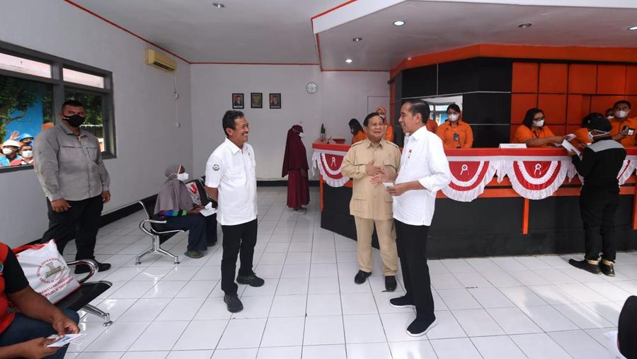 Presiden Joko Widodo didampingi Ibu Iriana Joko Widodo kembali meninjau penyerahan bantuan sosial kepada para penerima manfaat di Provinsi Maluku. (Dok: Lukas/Biro Pers Sekretariat Presiden)