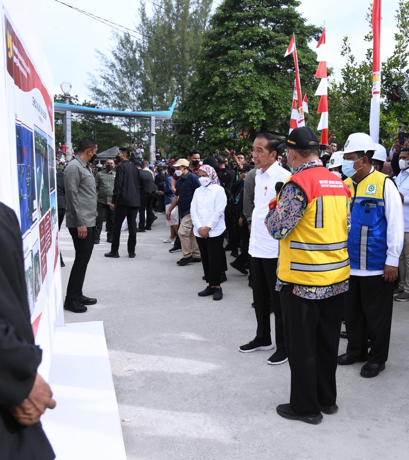 Presiden Joko Widodo didampingi Ibu Iriana Joko Widodo meresmikan Jembatan Gantung Wear Fair, dalam kunjungan kerjanya ke Kabupaten Maluku Tenggara, Provinsi Maluku, pada Rabu, 14 September 2022. Presiden menegaskan bahwa pembangunan infrastruktur berupa jembatan penting untuk mempercepat mobilitas orang dan barang. (Dok: Muchlis Jr/ Biro Pers Sekretariat Presiden) Presiden Joko Widodo didampingi Ibu Iriana Joko Widodo meresmikan Jembatan Gantung Wear Fair, dalam kunjungan kerjanya ke Kabupaten Maluku Tenggara, Provinsi Maluku, pada Rabu, 14 September 2022. Presiden menegaskan bahwa pembangunan infrastruktur berupa jembatan penting untuk mempercepat mobilitas orang dan barang. (Dok: Muchlis Jr/ Biro Pers Sekretariat Presiden)