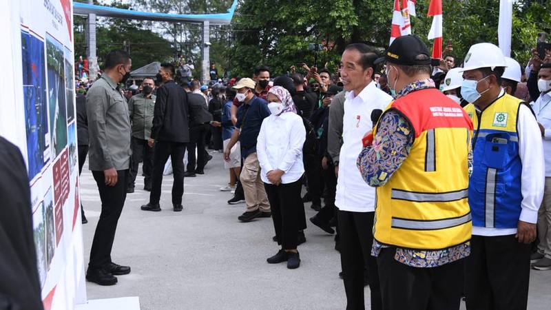 Presiden Joko Widodo didampingi Ibu Iriana Joko Widodo meresmikan Jembatan Gantung Wear Fair, dalam kunjungan kerjanya ke Kabupaten Maluku Tenggara, Provinsi Maluku, pada Rabu, 14 September 2022. Presiden menegaskan bahwa pembangunan infrastruktur berupa jembatan penting untuk mempercepat mobilitas orang dan barang. (Dok: Muchlis Jr/ Biro Pers Sekretariat Presiden)