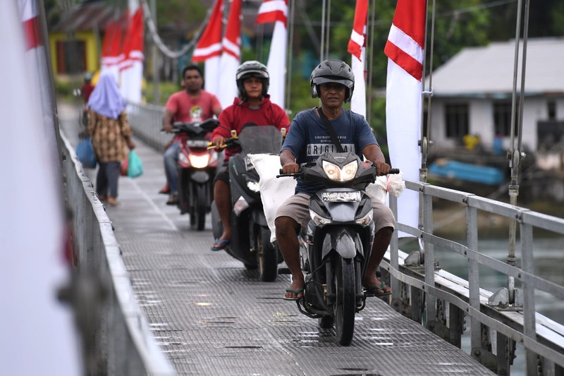 Presiden Joko Widodo didampingi Ibu Iriana Joko Widodo meresmikan Jembatan Gantung Wear Fair, dalam kunjungan kerjanya ke Kabupaten Maluku Tenggara, Provinsi Maluku, pada Rabu, 14 September 2022. Presiden menegaskan bahwa pembangunan infrastruktur berupa jembatan penting untuk mempercepat mobilitas orang dan barang. (Dok: Muchlis Jr/ Biro Pers Sekretariat Presiden) Presiden Joko Widodo didampingi Ibu Iriana Joko Widodo meresmikan Jembatan Gantung Wear Fair, dalam kunjungan kerjanya ke Kabupaten Maluku Tenggara, Provinsi Maluku, pada Rabu, 14 September 2022. Presiden menegaskan bahwa pembangunan infrastruktur berupa jembatan penting untuk mempercepat mobilitas orang dan barang. (Dok: Muchlis Jr/ Biro Pers Sekretariat Presiden)