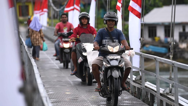 Presiden Joko Widodo didampingi Ibu Iriana Joko Widodo meresmikan Jembatan Gantung Wear Fair, dalam kunjungan kerjanya ke Kabupaten Maluku Tenggara, Provinsi Maluku, pada Rabu, 14 September 2022. Presiden menegaskan bahwa pembangunan infrastruktur berupa jembatan penting untuk mempercepat mobilitas orang dan barang. (Dok: Muchlis Jr/ Biro Pers Sekretariat Presiden)