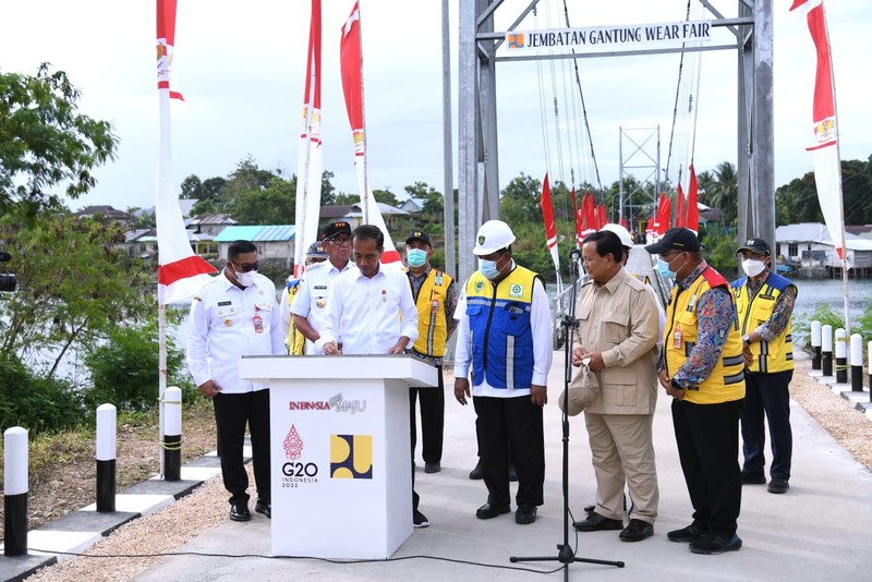 Presiden Joko Widodo didampingi Ibu Iriana Joko Widodo meresmikan Jembatan Gantung Wear Fair, dalam kunjungan kerjanya ke Kabupaten Maluku Tenggara, Provinsi Maluku, pada Rabu, 14 September 2022. Presiden menegaskan bahwa pembangunan infrastruktur berupa jembatan penting untuk mempercepat mobilitas orang dan barang. (Dok: Muchlis Jr/ Biro Pers Sekretariat Presiden) Presiden Joko Widodo didampingi Ibu Iriana Joko Widodo meresmikan Jembatan Gantung Wear Fair, dalam kunjungan kerjanya ke Kabupaten Maluku Tenggara, Provinsi Maluku, pada Rabu, 14 September 2022. Presiden menegaskan bahwa pembangunan infrastruktur berupa jembatan penting untuk mempercepat mobilitas orang dan barang. (Dok: Muchlis Jr/ Biro Pers Sekretariat Presiden)