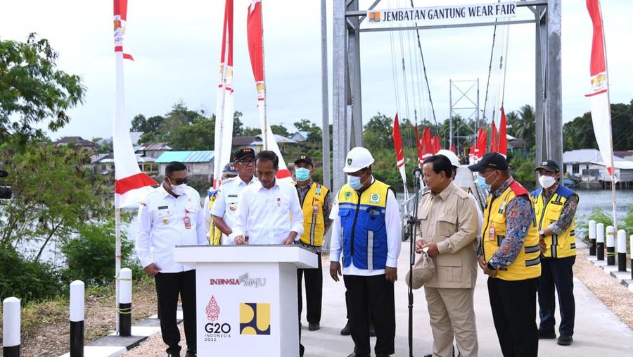 Presiden Joko Widodo didampingi Ibu Iriana Joko Widodo meresmikan Jembatan Gantung Wear Fair, dalam kunjungan kerjanya ke Kabupaten Maluku Tenggara, Provinsi Maluku, pada Rabu, 14 September 2022. Presiden menegaskan bahwa pembangunan infrastruktur berupa jembatan penting untuk mempercepat mobilitas orang dan barang. (Dok: Muchlis Jr/ Biro Pers Sekretariat Presiden)