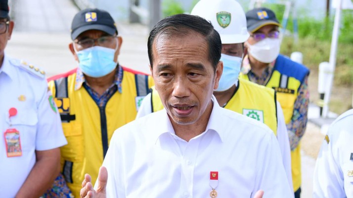 Presiden Joko Widodo didampingi Ibu Iriana Joko Widodo meresmikan Jembatan Gantung Wear Fair, dalam kunjungan kerjanya ke Kabupaten Maluku Tenggara, Provinsi Maluku, pada Rabu, 14 September 2022. Presiden menegaskan bahwa pembangunan infrastruktur berupa jembatan penting untuk mempercepat mobilitas orang dan barang. (Dok: Muchlis Jr/ Biro Pers Sekretariat Presiden) Presiden Joko Widodo didampingi Ibu Iriana Joko Widodo meresmikan Jembatan Gantung Wear Fair, dalam kunjungan kerjanya ke Kabupaten Maluku Tenggara, Provinsi Maluku, pada Rabu, 14 September 2022. Presiden menegaskan bahwa pembangunan infrastruktur berupa jembatan penting untuk mempercepat mobilitas orang dan barang. (Dok: Muchlis Jr/ Biro Pers Sekretariat Presiden)